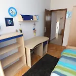 House Mrcela 200m From * Трогир