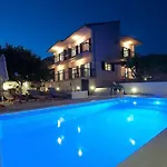 House Mrcela 200m From * Трогир