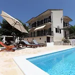 別荘 House Mrcela 200m From *