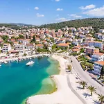 House Mrcela 200m From 別荘