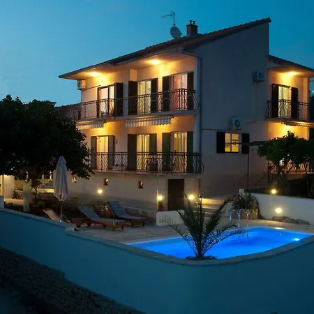 House Mrcela 200m From