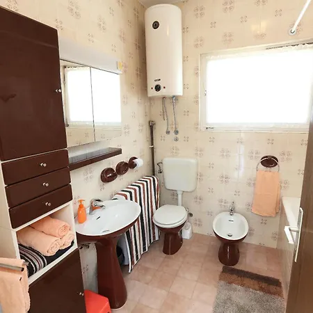 House Mrcela 200m From Трогір