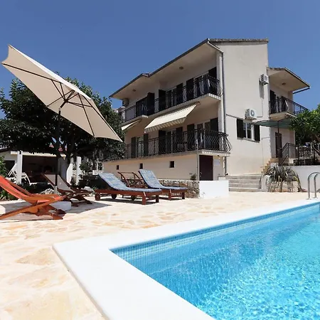 Будинок відпочинку House Mrcela 200m From *